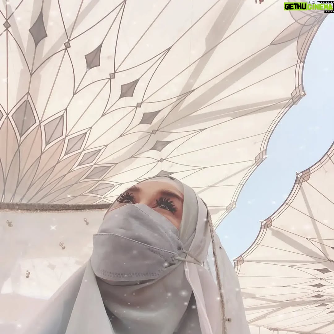 Paramitha Rusady - 4.4K Likes - Assalamualaika ya Rasulullah 
Rindu kami padamu ya Rasul
Airmata kami mengalir tercurah padamu ya rasul 
Junjungan kami 
Sujud syukur kami diizinkan untuk kembali lagi ke tanah suci tanah haraam mesjid Nabawi  yg indah berkilau.. bercahaya penuh cinta dan keberkahan ..
Alhamdulillah ..
Terimakasih ya Rasulullah 
Terimakasih ya Allah 
#paramitha rusady 
@dhanakusumadinegara @adrian_bago @yls_66 @dewina_baaman