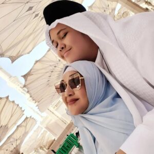 Paramitha Rusady Instagram - Assalamualaika ya Rasulullah
Rindu kami padamu ya Rasul
Airmata kami mengalir tercurah padamu ya rasul
Junjungan kami
Sujud syukur kami diizinkan untuk kembali lagi ke tanah suci tanah haraam mesjid Nabawi yg indah berkilau.. bercahaya penuh cinta dan keberkahan ..
Alhamdulillah ..
Terimakasih ya Rasulullah
Terimakasih ya Allah
#paramitha rusady
@dhanakusumadinegara @adrian_bago @yls_66 @dewina_baaman