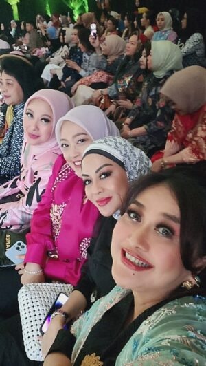 Paramitha Rusady Instagram - My beautiful evening with @MAZULABEL
So proud of you adikku 
Marini sayang .
Sukses dan teruslah berkarya untuk negri 
Terimakasih undangannya 
Malamku jadi  Indah menggenakan & melihat gaun2 mu serta outfitmu yg cantik2 ... you look stunning and wonderful
Be the best ..as always
Bismillah 

#,oaramitha rusady#