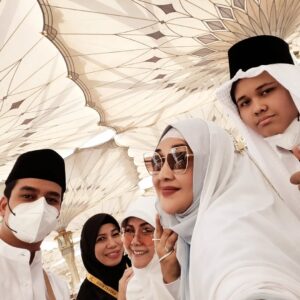 Paramitha Rusady Instagram - Assalamualaika ya Rasulullah
Rindu kami padamu ya Rasul
Airmata kami mengalir tercurah padamu ya rasul
Junjungan kami
Sujud syukur kami diizinkan untuk kembali lagi ke tanah suci tanah haraam mesjid Nabawi yg indah berkilau.. bercahaya penuh cinta dan keberkahan ..
Alhamdulillah ..
Terimakasih ya Rasulullah
Terimakasih ya Allah
#paramitha rusady
@dhanakusumadinegara @adrian_bago @yls_66 @dewina_baaman