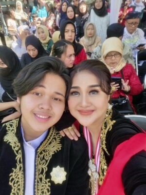Paramitha Rusady Instagram - Assalamualaikum sadayana ..sampurasun  wilujeng enjing ..salam sehat  rahayu dari Sumedang Larang ...merayakan ulang tahun Adrian bersamaan dengan perayaan hari jadi Sumedang ..menanti prosesi kirab Pandji dan kirab Mahkota Binokasih 14 may 2023
# paramitha rusady #