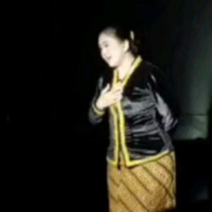 Paramitha Rusady Instagram - Memperingati Hari Lahir 
Dewi Sartika,
 4 December 1884
 Cicalengka Jawa Barat 
Sang Pelopor Pendidikan Perempuan Dari Tatar Sunda

 Salah satu sosok pahlawan dari Tanah Pasundan yang membawa dimensi di bidang pendidikan bagi kaum perempuan pribumi yg tertindas , berjuang keras untuk mengangkat harkat dan derajat kaum perempuan
dari keterpurukan pada masanya

Dewi Sartika dikenal sebagai  perempuan  yg  mampu menggeser paradigma bahwa perempuan juga punya hak yg sama untuk belajar dan berdikari setara dengan kaum Pria

Sakola Kautamaan Istri merupakan bukti nyata kepedulian Dewi Sartika pada pendidikan, sekaligus menandai bangkitnya pendidikan di Jawa Barat. Nyala api kegigihan Dewi Sartika dalam membangun pendidikan serta memberdayakan hak-hak perempuan  yg tak berdaya menjadi punya daya demi mewujudkan generasi perempuan  ptibumi  Indonesia yang lebih  berdaya
 
Mengusung  konsep yang disematkan Dewi Sartika, seperti cageur, bageur, dan pinter hingga kini terus diimplementasikan di lembaga pendidikan di bawah naungan Paguyuban Pasundan

,Dewi Sartika adalah salah satu pejuang pendidikan yang layak jadi panutan & inspirasi selain tokoh tokoh pejuang wanita yg lain ditanah air 
Terlebih, dalam budaya Sunda, kedudukan perempuan berada pada posisi yang bermartabat. Hal ini menggambarkan betapa perempuan layak mendapat penghormatan tertinggi sebagaimana perjuangan yang dikobarkan oleh Dewi Sartika.

Meregenerasi menebar semangat perjuangan  layaknya Dewi Sartika yang tak kenal lelah untuk mengangkat harkat dan derajat bangsa khususnya  bagi kaum perempuan # paramitha rusady#