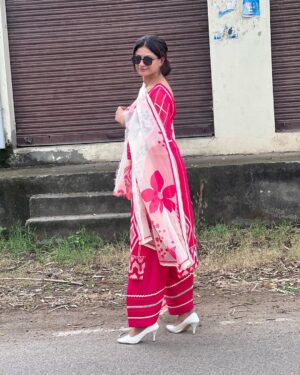 Parika Sharma Instagram - #pinkaesthetic #suitlovers #bottom #pinterest #design #fashion #fashionable #fashionista #beauty #pinksuit💕#burrbery