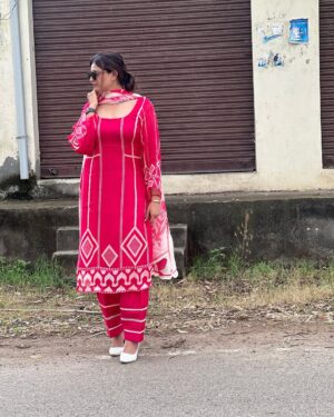 Parika Sharma Instagram - #pinkaesthetic #suitlovers #bottom #pinterest #design #fashion #fashionable #fashionista #beauty #pinksuit💕#burrbery