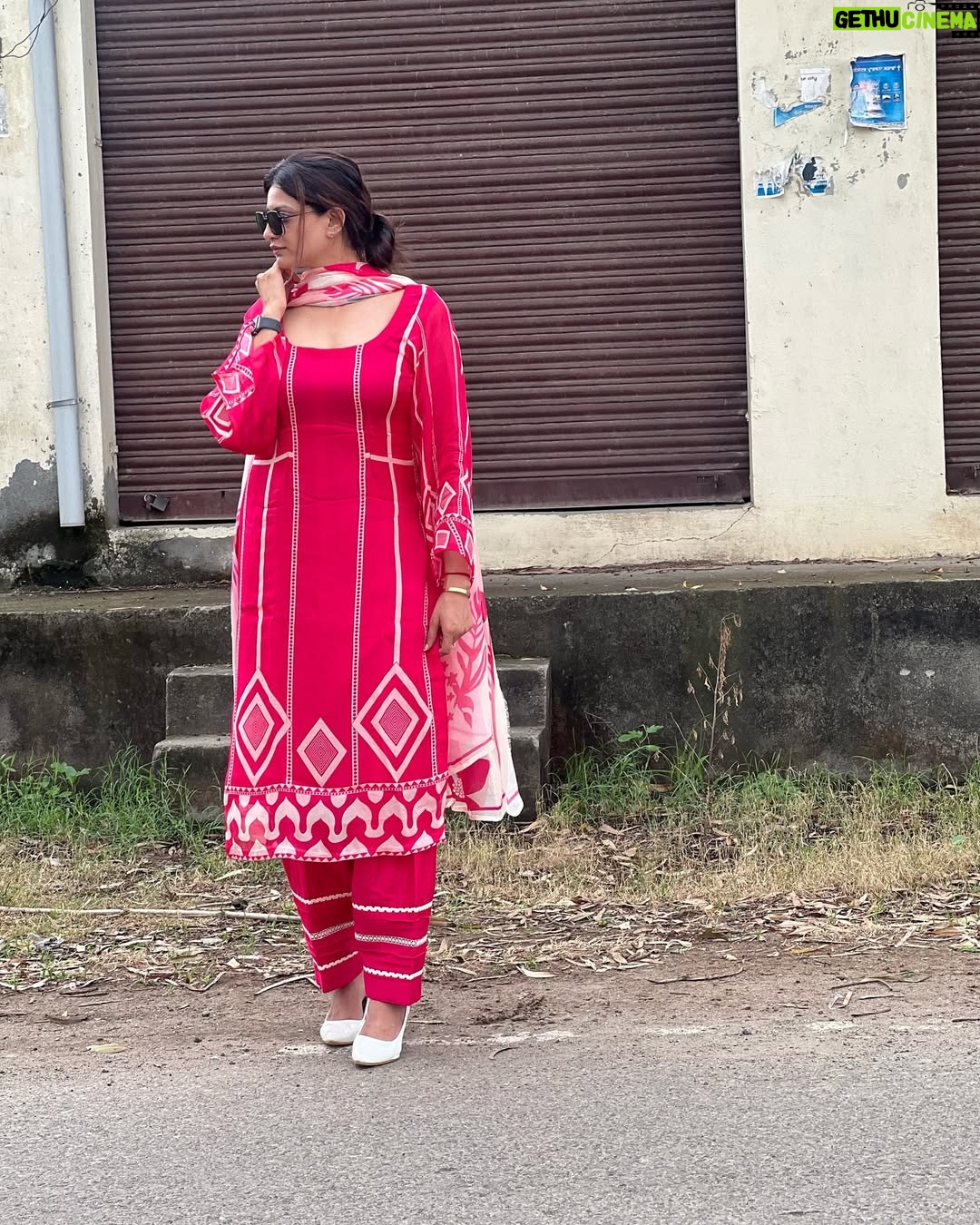 Parika Sharma - 6.2K Likes - #pinkaesthetic #suitlovers #bottom #pinterest #design #fashion #fashionable #fashionista #beauty #pinksuit💕#burrbery