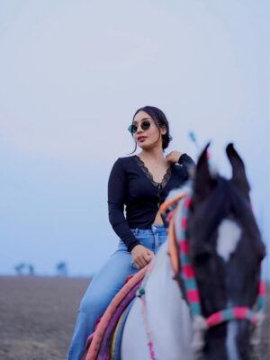 Parul Ahirwar Instagram - Having a moments🖤🖤