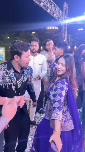 Parul Ahirwar Instagram - Dosti ki shadi me dance❤️
@oye_indori
#trendingreels