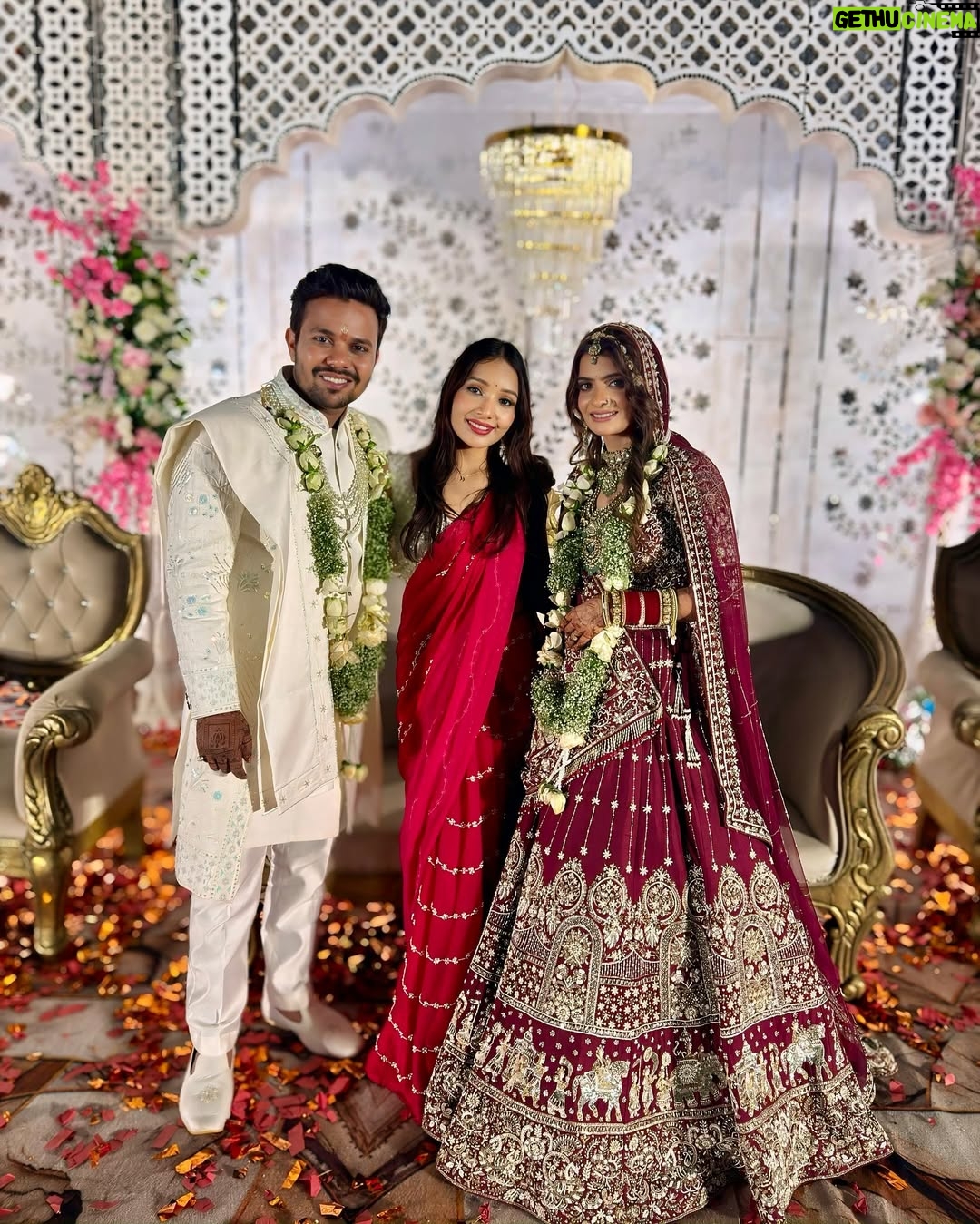 Parul Ahirwar - 163.3K Likes - Happy married life dost❤️❤️
@oye_indori @alisharajput_22