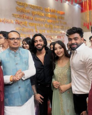 Parul Ahirwar Instagram - मध्य प्रदेश के पूर्व मुख्यमंत्री शिवराज सिंह चौहान बेटे की शादी में❣️💐