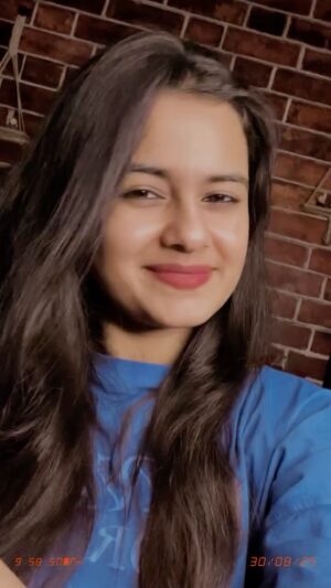 Parul Arora Instagram - Tune deewana dil ko bnaya ❤️