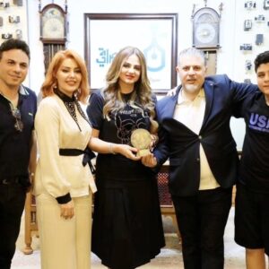 Pascale Machaalani Instagram - انا سعيدة من تكريمي من #العراق من الاعلامية المميزة #جيهان_الطائي من #مجلة #السيدة_الاولى
وتكريمي من #مؤسسةنخيل عراقي الثقافية والفنون من
د.مجاهد ابو الهيل بميدالية برونزية نادرة لشاعر العرب الاكبر
#محمد_مهدي_الجواهري
@iraqpalm
@m.aboalhail @jiehan_altaay
@melhemabouchedid
#iraq
#بغداد #العراق
#باسكال_مشعلاني
#pascalemachaalani