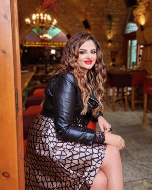 Pascale Machaalani Instagram - كل انسان يصبح شاعرا
اذا لامس قلبه الحب
#احد_مبارك
#باسكال_مشعلاني
#احلى_واحلى
#happysunday
#staywarm
#lebanon