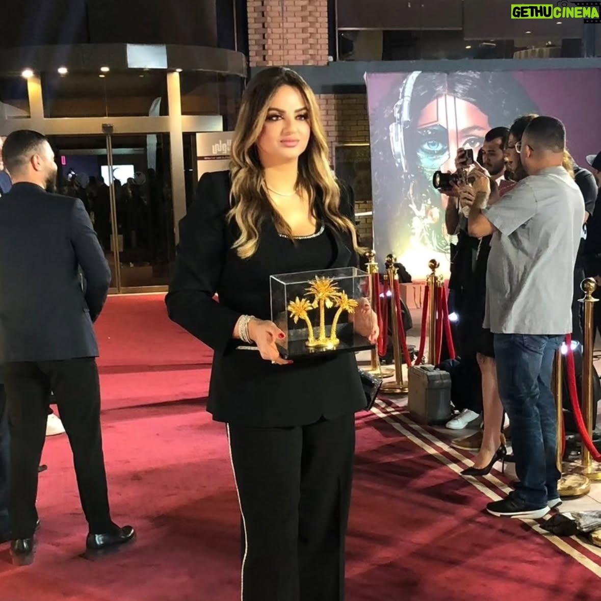 Pascale Machaalani - 15.1K Likes - انا سعيدة من تكريمي من #العراق من الاعلامية المميزة #جيهان_الطائي من #مجلة #السيدة_الاولى 
وتكريمي من #مؤسسةنخيل عراقي الثقافية والفنون من 
د.مجاهد ابو الهيل بميدالية برونزية نادرة لشاعر العرب الاكبر
#محمد_مهدي_الجواهري 
@iraqpalm
@m.aboalhail @jiehan_altaay 
@melhemabouchedid
#iraq 
#بغداد #العراق 
#باسكال_مشعلاني
#pascalemachaalani