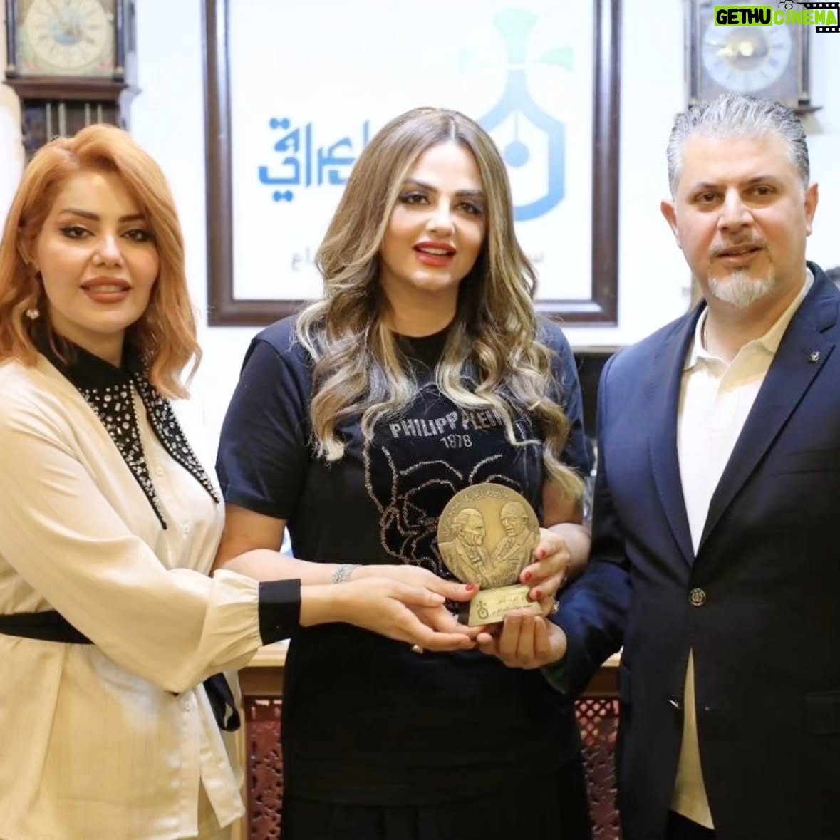 Pascale Machaalani - 15.1K Likes - انا سعيدة من تكريمي من #العراق من الاعلامية المميزة #جيهان_الطائي من #مجلة #السيدة_الاولى 
وتكريمي من #مؤسسةنخيل عراقي الثقافية والفنون من 
د.مجاهد ابو الهيل بميدالية برونزية نادرة لشاعر العرب الاكبر
#محمد_مهدي_الجواهري 
@iraqpalm
@m.aboalhail @jiehan_altaay 
@melhemabouchedid
#iraq 
#بغداد #العراق 
#باسكال_مشعلاني
#pascalemachaalani