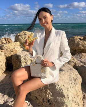 Patricia Contreras Instagram - Thank you to all of you, we won the award for “best luxury lifestyle” @influencersglobalawards @influencers_insider, it was definitely a pinch me moment, all this is because of you, you inspire me everyday to create and share with you everything I do 🫧🤍✨ thanks to all of you for this amazing award 🥇
@influencersglobalawards
@influencers_insider
@aroma360
@yonkausa
#InfluencersGlobalAwardsAroma360 #InfluencersGlobalAwards
Thanks to @onauratoutvu for this rock attire 🤍
-
-
-
#luxury #content #createcontent #influencerstyle #influencerinsider #oodt #model