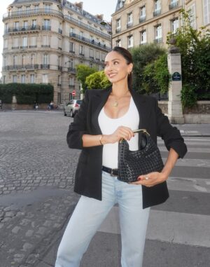 Patricia Contreras Instagram - She wears cool bags @elleme #elleme
Use my code: PGC20 for a -20% on website
#ellemestyle #content #parissianstyle #genz #trends #vogue #voguestyle