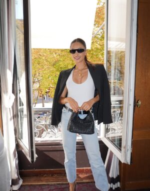 Patricia Contreras Instagram - She wears cool bags @elleme #elleme
Use my code: PGC20 for a -20% on website
#ellemestyle #content #parissianstyle #genz #trends #vogue #voguestyle