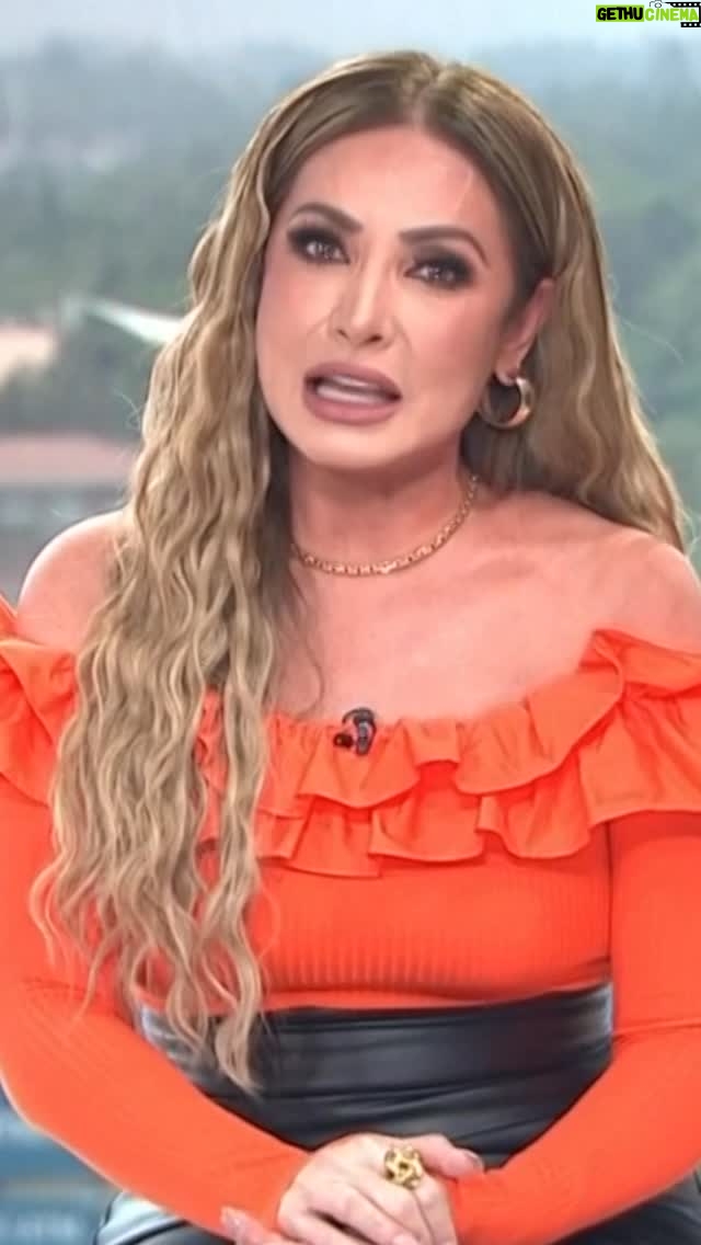 Patricia Navidad - 3.5K Likes - 🤯“Nadie me compra, porque nunca he estado en venta”, Paty Navidad le responde a la periodista Anabel Hernández, quien la llamó “mujer de segunda”.
🔥En exclusiva.
