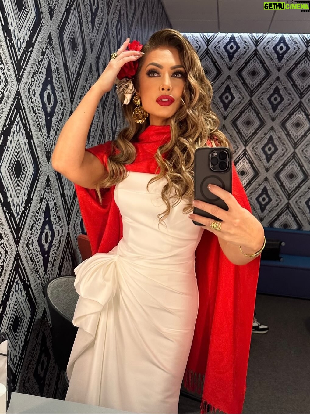 Patricia Navidad - 1.3K Likes - “Besos y Copas”, gran estreno de mi nuevo tema musical, te invito a escucharlo en todas las plataformas digitales. 💋💋 y🍷🍷
¡Gracias de corazón!