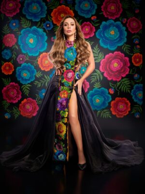 Patricia Navidad Instagram - Ā”VIVA MĆXICO š²š½! Ā”VIVAN SUS MUJERES HERMOSAS!
.
Maquillaje para mi @patricianavidad_oficial
Hair @naddelcastillo
FotografĆa @ricardo_cotta
Vestido de impacto bordado a mano @medimodant
Aretes @zhoe_parodi