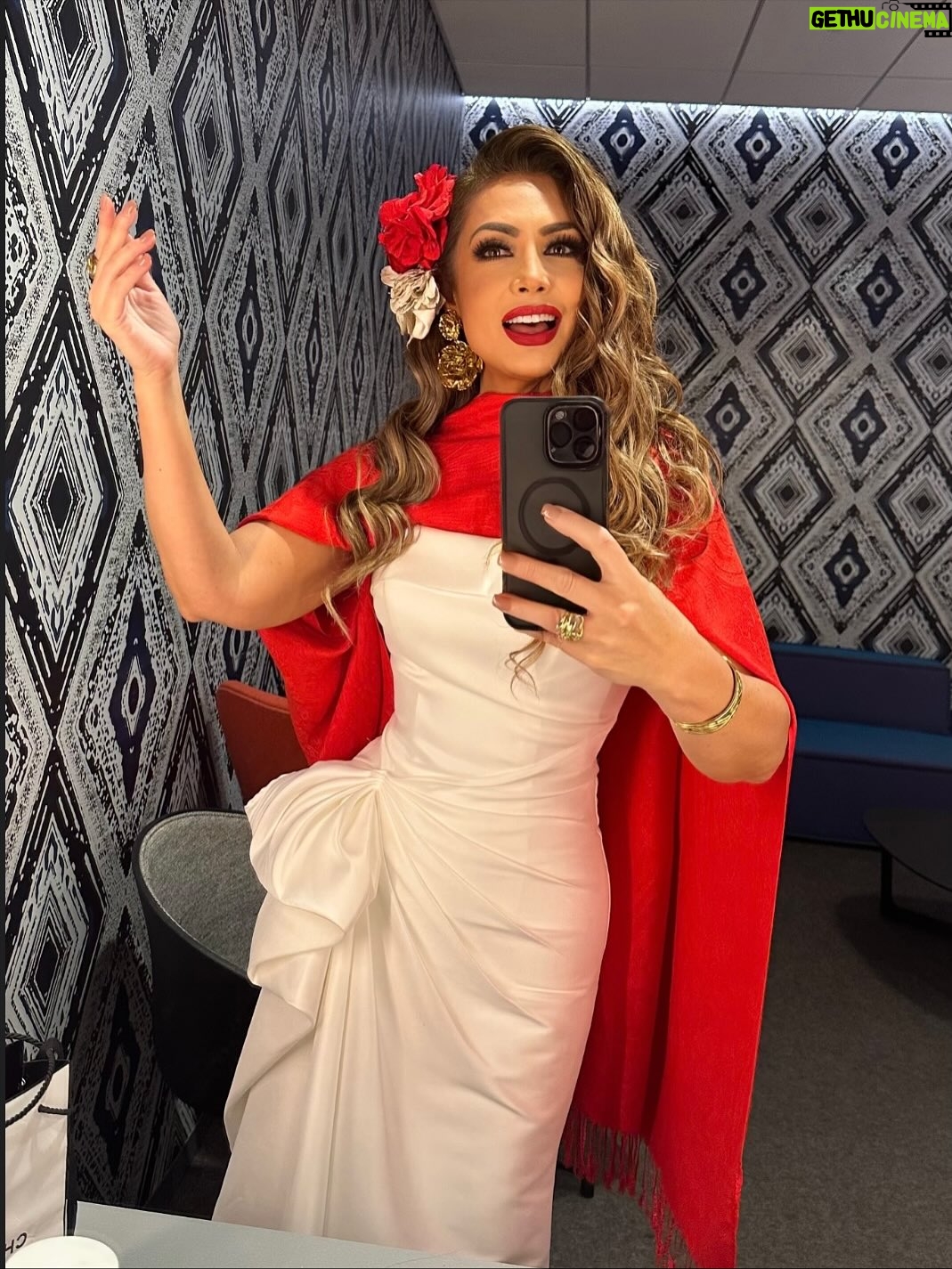 Patricia Navidad - 1.3K Likes - “Besos y Copas”, gran estreno de mi nuevo tema musical, te invito a escucharlo en todas las plataformas digitales. 💋💋 y🍷🍷
¡Gracias de corazón!