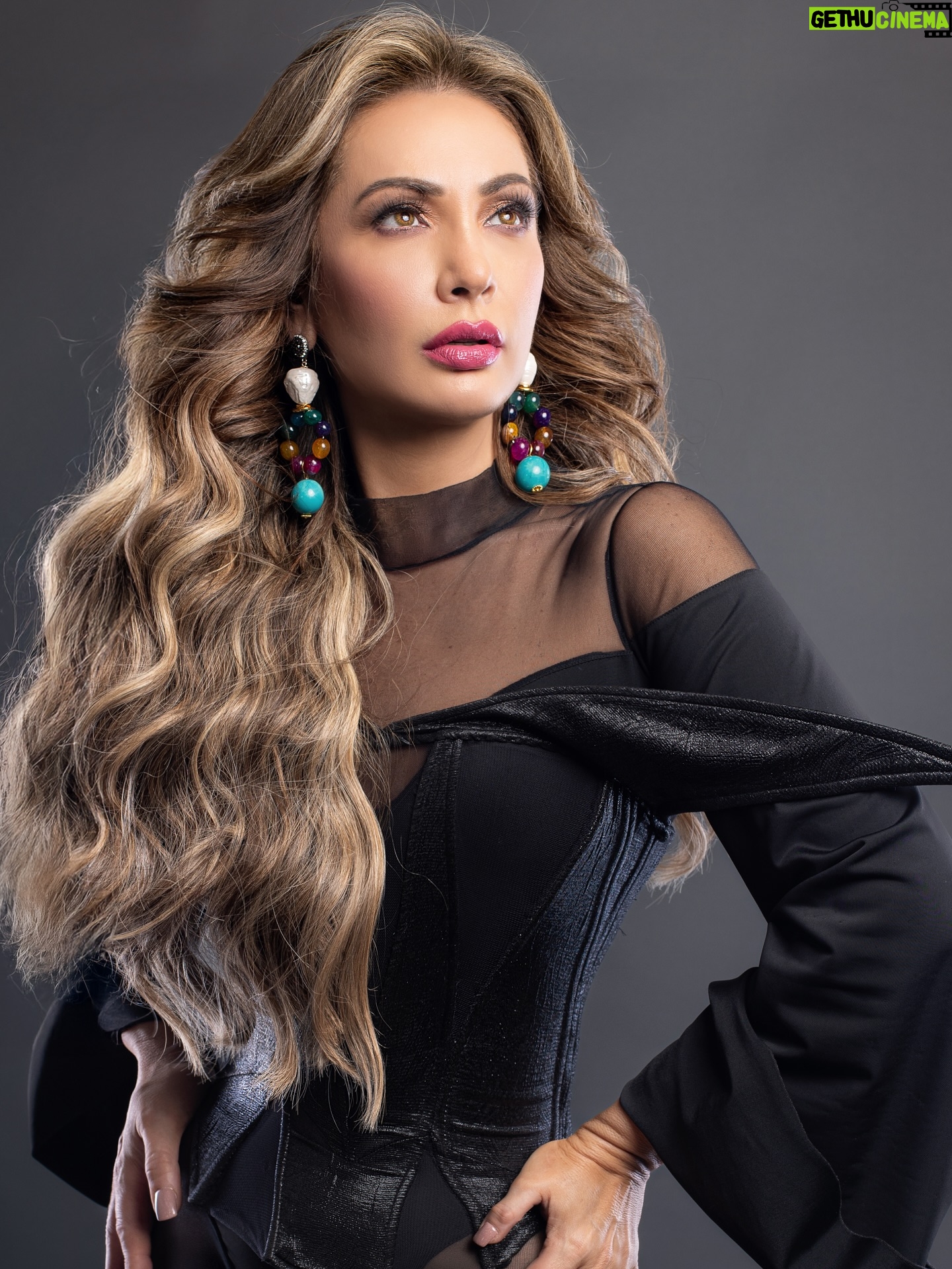 Patricia Navidad - 4.5K Likes - Maquillaje y Stylist para mi bella @patricianavidad_oficial 😍💄💋❤️
.
Hair @naddelcastillo 
Fotografía @ricardo_cotta 
Aretes @zhoe_parodi 
Total look @jannetteklein 
Corset @meganyami 
Body @naomsss_vn18