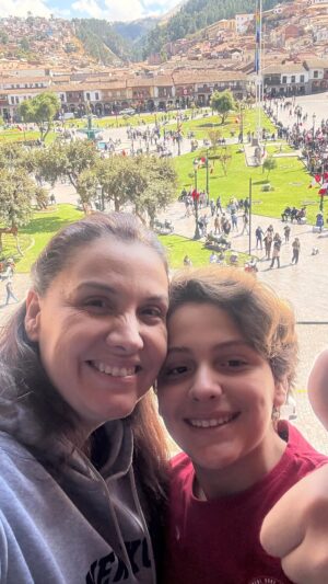 Patricia Portocarrero Instagram - Hace un tiempito hicimos este viaje con mi hijo.
Solo él y yo.
Cusco nos abrazó… y Machu Picchu nos puso a prueba.
No todo salió perfecto, pero el resultado fue más de lo que imaginé:
conversaciones reales, disculpas, risas, y recuerdos para toda la vida.
Gracias a @novotelcusco por hacernos sentir en casa.
¿Tú también harías un viaje así, solo con tu hijo/a? Feliz Día del Niño, Amor de mi Vida!
#mama #hijo #cusco #viaje #humor #peru #diadelniño #lifestyle