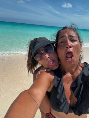 Patricia Portocarrero Instagram - 🎉 Hoy está de cumpleaños esta mujer que ha sido mi compañera y amiga de viaje, de giras, de escenarios… y de locuras desde hace más de 20 años.
Con @katiapalmam17 he compartido camerinos, micrófonos, vuelos, hoteles, carcajadas interminables y silencios que también sostienen.
Hemos sido monjas, payasas, hermanas de ficción… y amigas de verdad.
Si tú me has hecho reír, ella me ha hecho llorar de risa.
Si tú crees conocer su humor, yo conozco también su nobleza.
Si tú la admiras en escena… yo la admiro también cuando se baja de ella.
¡Feliz cumpleaños, mi Kathhhiliiin, por más vida juntas con historias interminables!
Te quiero más de lo que imaginas.
Gracias por estar. Gracias por SER. 🎂❤️
#cumpleaños #felizcumpleaños #amistad #amigas #momentos #risas #vida #felicidad #amor