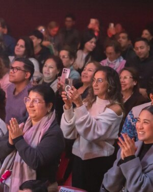Patricia Portocarrero Instagram - Me paré, hablé, me reí… y ustedes conmigo.
“Es lo que hay” se estrenó con todo.
Gracias por llenar el teatro y el alma.
¡Nos vemos en la próxima función! 💃🏽🔥
📸 @_bupaz
#EsLoQueHay #Unipersonal #PatriciaPortocarrero #teatroperuano