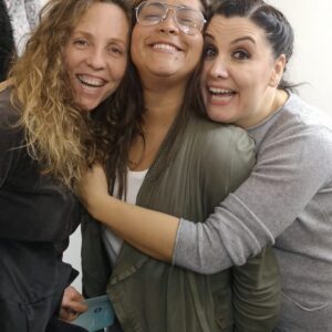 Patricia Portocarrero Instagram - Este post debió salir ayer… pero la vida pasó.
Hoy, con más calma (y el mismo cariño), quiero escribir esto:
Hoy celebro la jorobita de tu cumpleaños querida @saskiabernaola
Eres, querida amiga, una de esas mujeres que me hacen mirar la maternidad con otros ojos.
Una mamá fuera de lo común. Atípica. Libre. Fiel a su forma, a su estilo, a su locura hermosa.
No da consejos… pero enseña.
No juzga… pero te confronta.
No busca ser ejemplo… y termina siéndolo.
A tu lado he aprendido que hay mil maneras de ser mamá,
y ver cómo día a día te construyes con amor, desde la verdad, ya es un acto valiente.
Gracias por mostrarme caminos distintos.
Gracias por tu humor, tu entrega, tu maternidad tan honesta.
Y por todo lo que me enseñas sin proponértelo.
Te admiro, amiga. Mucho.
Hoy, aunque un poquito tarde… te celebro y creo que debemos tomarnos más fotos juntas porque siempre salimos con Katia jejejejeje Pd: me da mucha risa la última foto con filtro de boquita pintada jajaja
#amigas #bandalasforever #mama #peru #humor #bandala