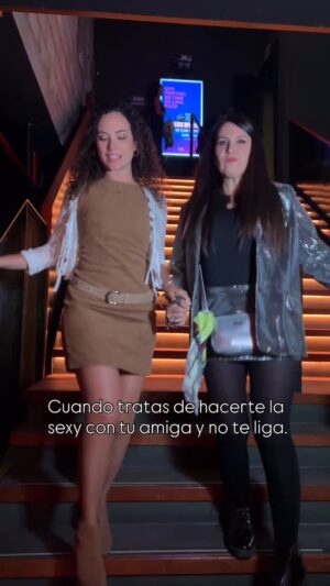 Patricia Portocarrero Instagram - Cuando tratas de hacerte la sexy con tu amiga y no te liga 😹. Encima nos cogemos de la mano para no caernos 😱😹
Que bien la pasamos en la fiesta de @radiocorazonperu