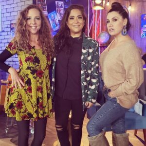 Patricia Portocarrero Instagram - Este post debió salir ayer… pero la vida pasó.
Hoy, con más calma (y el mismo cariño), quiero escribir esto:
Hoy celebro la jorobita de tu cumpleaños querida @saskiabernaola
Eres, querida amiga, una de esas mujeres que me hacen mirar la maternidad con otros ojos.
Una mamá fuera de lo común. Atípica. Libre. Fiel a su forma, a su estilo, a su locura hermosa.
No da consejos… pero enseña.
No juzga… pero te confronta.
No busca ser ejemplo… y termina siéndolo.
A tu lado he aprendido que hay mil maneras de ser mamá,
y ver cómo día a día te construyes con amor, desde la verdad, ya es un acto valiente.
Gracias por mostrarme caminos distintos.
Gracias por tu humor, tu entrega, tu maternidad tan honesta.
Y por todo lo que me enseñas sin proponértelo.
Te admiro, amiga. Mucho.
Hoy, aunque un poquito tarde… te celebro y creo que debemos tomarnos más fotos juntas porque siempre salimos con Katia jejejejeje Pd: me da mucha risa la última foto con filtro de boquita pintada jajaja
#amigas #bandalasforever #mama #peru #humor #bandala