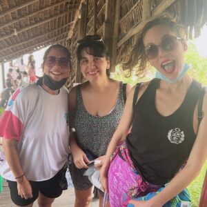 Patricia Portocarrero Instagram - Este post debió salir ayer… pero la vida pasó.
Hoy, con más calma (y el mismo cariño), quiero escribir esto:
Hoy celebro la jorobita de tu cumpleaños querida @saskiabernaola
Eres, querida amiga, una de esas mujeres que me hacen mirar la maternidad con otros ojos.
Una mamá fuera de lo común. Atípica. Libre. Fiel a su forma, a su estilo, a su locura hermosa.
No da consejos… pero enseña.
No juzga… pero te confronta.
No busca ser ejemplo… y termina siéndolo.
A tu lado he aprendido que hay mil maneras de ser mamá,
y ver cómo día a día te construyes con amor, desde la verdad, ya es un acto valiente.
Gracias por mostrarme caminos distintos.
Gracias por tu humor, tu entrega, tu maternidad tan honesta.
Y por todo lo que me enseñas sin proponértelo.
Te admiro, amiga. Mucho.
Hoy, aunque un poquito tarde… te celebro y creo que debemos tomarnos más fotos juntas porque siempre salimos con Katia jejejejeje Pd: me da mucha risa la última foto con filtro de boquita pintada jajaja
#amigas #bandalasforever #mama #peru #humor #bandala