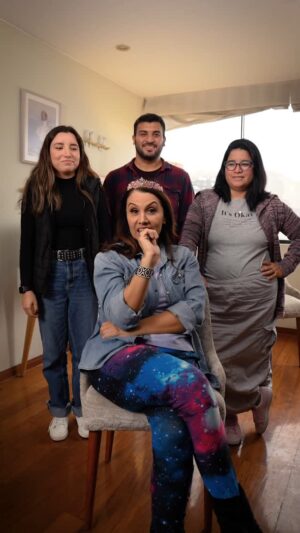 Patricia Portocarrero Instagram - ¡Y yo acá, tratando de no perder la paciencia ni la cabeza! 😅💥
Pero bueno, sin ellos tampoco llego al show, porque unipersonal sí, pero solita NO, pe.
🎭 “Es lo que hay”
📍 Centro Español
🎟 Entradas ya en Joinnus
¿Y tú? ¿A quién escuchas… pero no despides porque en el fondo lo amas? 🤣
Etiqueta a tu equipo, tu mejor amiga, tu mamá intensa, ¡y tráetelos al teatro!
#EsLoQueHay #PatriciaPortocarrero #Unipersonal #EscuchoPeroNoDespido #Joinnus #CentroEspañol #MiEquipoMiCaos #RíeteConmigo #vamosjuntas