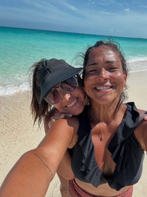 Patricia Portocarrero Instagram - 🎉 Hoy está de cumpleaños esta mujer que ha sido mi compañera y amiga de viaje, de giras, de escenarios… y de locuras desde hace más de 20 años.
Con @katiapalmam17 he compartido camerinos, micrófonos, vuelos, hoteles, carcajadas interminables y silencios que también sostienen.
Hemos sido monjas, payasas, hermanas de ficción… y amigas de verdad.
Si tú me has hecho reír, ella me ha hecho llorar de risa.
Si tú crees conocer su humor, yo conozco también su nobleza.
Si tú la admiras en escena… yo la admiro también cuando se baja de ella.
¡Feliz cumpleaños, mi Kathhhiliiin, por más vida juntas con historias interminables!
Te quiero más de lo que imaginas.
Gracias por estar. Gracias por SER. 🎂❤️
#cumpleaños #felizcumpleaños #amistad #amigas #momentos #risas #vida #felicidad #amor