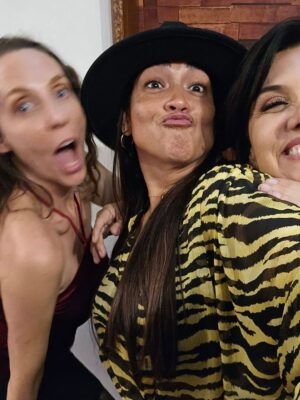 Patricia Portocarrero Instagram - 🎉 Hoy está de cumpleaños esta mujer que ha sido mi compañera y amiga de viaje, de giras, de escenarios… y de locuras desde hace más de 20 años.
Con @katiapalmam17 he compartido camerinos, micrófonos, vuelos, hoteles, carcajadas interminables y silencios que también sostienen.
Hemos sido monjas, payasas, hermanas de ficción… y amigas de verdad.
Si tú me has hecho reír, ella me ha hecho llorar de risa.
Si tú crees conocer su humor, yo conozco también su nobleza.
Si tú la admiras en escena… yo la admiro también cuando se baja de ella.
¡Feliz cumpleaños, mi Kathhhiliiin, por más vida juntas con historias interminables!
Te quiero más de lo que imaginas.
Gracias por estar. Gracias por SER. 🎂❤️
#cumpleaños #felizcumpleaños #amistad #amigas #momentos #risas #vida #felicidad #amor