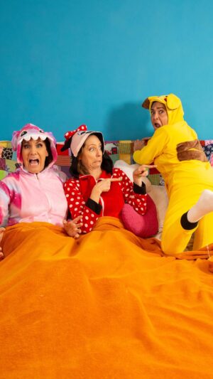 Patricia Portocarrero Instagram - Nosotras después que juramos que no ibamos a salir, ah pero en la noche...🤣🎸
¡Nos quedá solo 1 función y nos vamos!
🎟️Consigue tus entradas en Joinnus (link en la bio)
#bandalas #ultimafuncion #teatro #impro #despedida