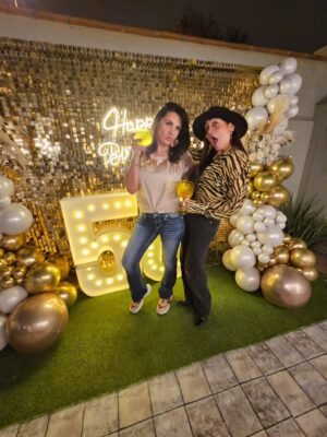 Patricia Portocarrero Instagram - 🎉 Hoy está de cumpleaños esta mujer que ha sido mi compañera y amiga de viaje, de giras, de escenarios… y de locuras desde hace más de 20 años.
Con @katiapalmam17 he compartido camerinos, micrófonos, vuelos, hoteles, carcajadas interminables y silencios que también sostienen.
Hemos sido monjas, payasas, hermanas de ficción… y amigas de verdad.
Si tú me has hecho reír, ella me ha hecho llorar de risa.
Si tú crees conocer su humor, yo conozco también su nobleza.
Si tú la admiras en escena… yo la admiro también cuando se baja de ella.
¡Feliz cumpleaños, mi Kathhhiliiin, por más vida juntas con historias interminables!
Te quiero más de lo que imaginas.
Gracias por estar. Gracias por SER. 🎂❤️
#cumpleaños #felizcumpleaños #amistad #amigas #momentos #risas #vida #felicidad #amor