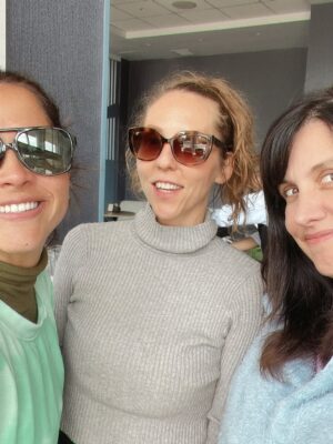Patricia Portocarrero Instagram - 🎉 Hoy está de cumpleaños esta mujer que ha sido mi compañera y amiga de viaje, de giras, de escenarios… y de locuras desde hace más de 20 años.
Con @katiapalmam17 he compartido camerinos, micrófonos, vuelos, hoteles, carcajadas interminables y silencios que también sostienen.
Hemos sido monjas, payasas, hermanas de ficción… y amigas de verdad.
Si tú me has hecho reír, ella me ha hecho llorar de risa.
Si tú crees conocer su humor, yo conozco también su nobleza.
Si tú la admiras en escena… yo la admiro también cuando se baja de ella.
¡Feliz cumpleaños, mi Kathhhiliiin, por más vida juntas con historias interminables!
Te quiero más de lo que imaginas.
Gracias por estar. Gracias por SER. 🎂❤️
#cumpleaños #felizcumpleaños #amistad #amigas #momentos #risas #vida #felicidad #amor
