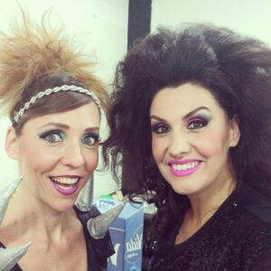 Patricia Portocarrero Instagram - Este post debió salir ayer… pero la vida pasó.
Hoy, con más calma (y el mismo cariño), quiero escribir esto:
Hoy celebro la jorobita de tu cumpleaños querida @saskiabernaola
Eres, querida amiga, una de esas mujeres que me hacen mirar la maternidad con otros ojos.
Una mamá fuera de lo común. Atípica. Libre. Fiel a su forma, a su estilo, a su locura hermosa.
No da consejos… pero enseña.
No juzga… pero te confronta.
No busca ser ejemplo… y termina siéndolo.
A tu lado he aprendido que hay mil maneras de ser mamá,
y ver cómo día a día te construyes con amor, desde la verdad, ya es un acto valiente.
Gracias por mostrarme caminos distintos.
Gracias por tu humor, tu entrega, tu maternidad tan honesta.
Y por todo lo que me enseñas sin proponértelo.
Te admiro, amiga. Mucho.
Hoy, aunque un poquito tarde… te celebro y creo que debemos tomarnos más fotos juntas porque siempre salimos con Katia jejejejeje Pd: me da mucha risa la última foto con filtro de boquita pintada jajaja
#amigas #bandalasforever #mama #peru #humor #bandala
