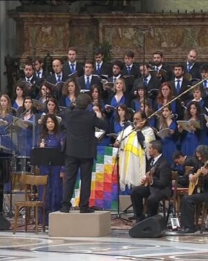 Patricia Sosa Instagram - Hace 10 años, el día de la virgen DE Guadalupe, se hacía EL PRIMER RECITAL DE LA HISTORIA DE LA HUMANIDAD EN SAN PIETRO. Muy fuerte, muy emocionante. Un stop muy luminoso. Y sentí la asistencia cuando la pedí. Fui asistida por lo que no se ve pero se siente. Estaba escrito que ese día entraría la energía femenina con su canto. Y me tocó a mí. Estaré eternamente agradecida a mi hermano querido @facundoramirezpiano por saber que tenía que ser yo. Agradezco haber cruzado corriendo la calle Lavalle para encarar al enorme Ariel Ramírez y contarle que yo cantaba. El titiritero mayor tenía planes y fueron perfectos. Gracias a todos los que acompañaron esto. Y a veces me detengo en mirar premios, menciones, galardones, recuerdos… y esto no está. No figura. Y qué raro. Está tan presente en mí que me siento como siempre. Una cabra solitaria. Subo a mi colina, baalando mi propia canción, miro para atrás y me fijo que mi rebaño esté bien , y sigo adelante. Miro el paisaje y es donde tengo que estar . Gloria a Dios! Me sale del pecho. Lloro de emoción por el mensaje dado ese día a 800 millones de personas que vieron y escucharon desde el corazón argentino, esta tremenda obra de Ramírez, con versos litúrgicos Qué cosa… me tocó a mí, le tocó a Facundo. Por algo será… si tienen ganas busquen en YouTube  MISA CRIOLLA EN EL VATICANO