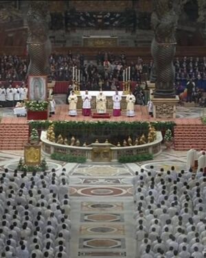 Patricia Sosa Instagram - Hace 10 años, el día de la virgen DE Guadalupe, se hacía EL PRIMER RECITAL DE LA HISTORIA DE LA HUMANIDAD EN SAN PIETRO. Muy fuerte, muy emocionante. Un stop muy luminoso. Y sentí la asistencia cuando la pedí. Fui asistida por lo que no se ve pero se siente. Estaba escrito que ese día entraría la energía femenina con su canto. Y me tocó a mí. Estaré eternamente agradecida a mi hermano querido @facundoramirezpiano por saber que tenía que ser yo. Agradezco haber cruzado corriendo la calle Lavalle para encarar al enorme Ariel Ramírez y contarle que yo cantaba. El titiritero mayor tenía planes y fueron perfectos. Gracias a todos los que acompañaron esto. Y a veces me detengo en mirar premios, menciones, galardones, recuerdos… y esto no está. No figura. Y qué raro. Está tan presente en mí que me siento como siempre. Una cabra solitaria. Subo a mi colina, baalando mi propia canción, miro para atrás y me fijo que mi rebaño esté bien , y sigo adelante. Miro el paisaje y es donde tengo que estar . Gloria a Dios! Me sale del pecho. Lloro de emoción por el mensaje dado ese día a 800 millones de personas que vieron y escucharon desde el corazón argentino, esta tremenda obra de Ramírez, con versos litúrgicos Qué cosa… me tocó a mí, le tocó a Facundo. Por algo será… si tienen ganas busquen en YouTube  MISA CRIOLLA EN EL VATICANO