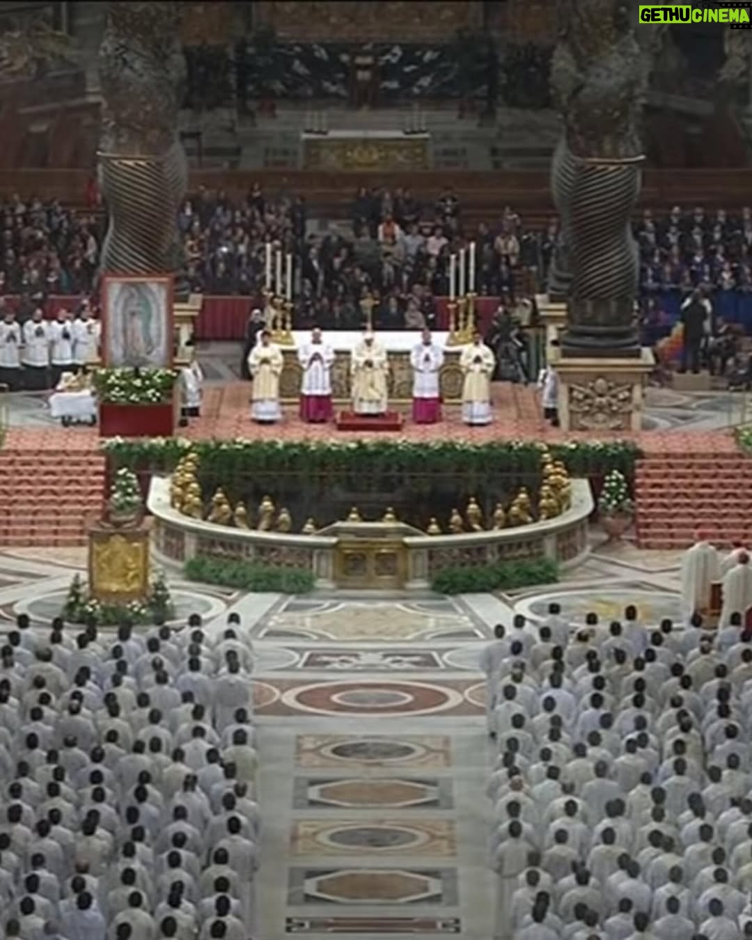 Patricia Sosa - 1.9K Likes - Hace 10 años, el día de la virgen DE Guadalupe, se hacía EL PRIMER RECITAL DE LA HISTORIA DE LA HUMANIDAD EN SAN PIETRO. Muy fuerte, muy emocionante. Un stop muy luminoso. Y sentí la asistencia cuando la pedí. Fui asistida por lo que no se ve pero se siente. Estaba escrito que ese día entraría la energía femenina con su canto. Y me tocó a mí. Estaré eternamente agradecida a mi hermano querido @facundoramirezpiano por saber que tenía que ser yo. Agradezco haber cruzado corriendo la calle Lavalle para encarar al enorme Ariel Ramírez y contarle que yo cantaba. El titiritero mayor tenía planes y fueron perfectos. Gracias a todos los que acompañaron esto. Y a veces me detengo en mirar premios, menciones, galardones, recuerdos… y esto no está. No figura. Y qué raro. Está tan presente en mí que me siento como siempre. Una cabra solitaria. Subo a mi colina, baalando mi propia canción, miro para atrás y me fijo que mi rebaño esté bien , y sigo adelante. Miro el paisaje y es donde tengo que estar . Gloria a Dios! Me sale del pecho. Lloro de emoción por el mensaje dado ese día a 800 millones de personas que vieron y escucharon desde el corazón argentino, esta tremenda obra de Ramírez, con versos litúrgicos Qué cosa… me tocó a mí, le tocó a Facundo. Por algo será… si tienen ganas busquen en YouTube  MISA CRIOLLA EN EL VATICANO