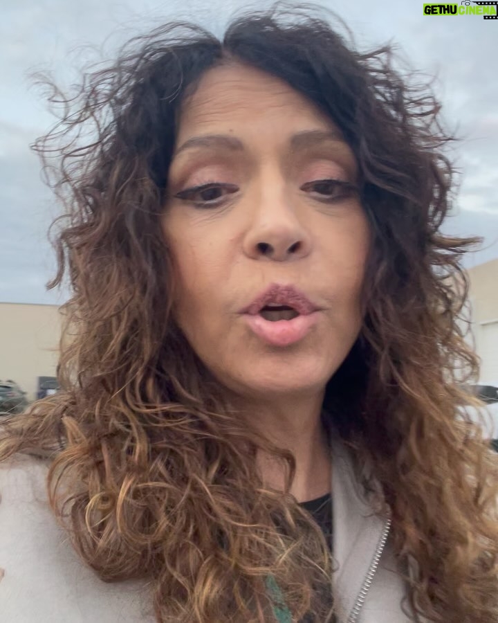 Patricia Sosa - 3.8K Likes - Tratando de arrancar., termine de filmar para el documental de @chuchovaldesmusic . De mi querido amigo Chucho.  Encontrarme con él y Lorena es como estar en familia.  Nos vinieron a buscar y al final nos fuimos a tomar el té . Los únicos que tomamos el té fuimos Chucho y yo porque el resto cenaron, @salcedo.lorena  @omediavilla @julianvalperc y @mauromatiastarelli 
Como siempre estuvimos hasta tarde. Nos contó de lo que fue el reencuentro de IRAKERE ,  le conté de mi experiencia grabando acá y de repente empezamos a charlar de nuestras cosas más familiares. A meternos en lo profundo del corazón. Esos son mis encuentros con esta familia que adoro. Y sé que esta amistad es para siempre. No hay distancias. Solo amor y música.