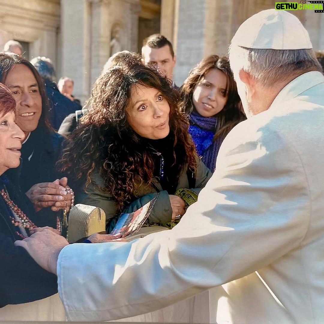 Patricia Sosa - 27.2K Likes - Conocerte fue un privilegio. Duele despedirte … pero tu paso por esta tierra dejó mucho y bueno. Un ser revolucionario y piadoso, atento a todo. Me gusto que molestaste a los que no soportaban los cambios de esta humanidad. Hablaste siempre de amor. Recibiste con abrazos a tus enemigos. Y no importó. Dios está para todos. Recuerdo el lío que armaste cuando nos invitaste a tocar adentro de San Pietro con @facundoramirezpiano . Estaban espantados. Nos cortaban la luz, nos gritaban jajaja y vos, genial como siempre, retaste a medio mundo y nos dejaron tranquilos. Gracias por tu humildad y buen humor. Por cenar con los chicos del cañar Urbe, un guiso en tu casa. Gracias por recibir el libro de @robertopiazza.ok y escribirle una carta. Gracias por escuchar atentamente a mi mamá, cuando pedía por su ñieto. Por hacerme chistes y achicar la distancia. Siempre estarás en mi corazón. Te criticaron por meterte en política… acaso Jesús no  lo hizo? Agradezco a mi hermano Facundo Ramírez por pensar en mí para cantar la Misa Criolla. Jamás olvidaré ese momento interactuando con Francisco. Gracias por tanto gran hombre!! Honraste esta tierra como pocos. Ahora… a cuidarnos desde arriba.