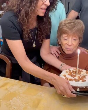 Patricia Sosa Instagram - Feliz día mamá! Tus 3 hijos celebran la suerte de tenerte. Acá festejaste los 93 y nos divertimos mucho. Te quiero Olguita @sandrasosaokok