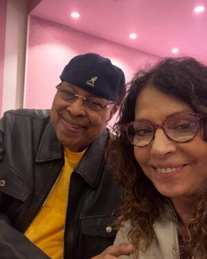 Patricia Sosa Instagram - Tratando de arrancar., termine de filmar para el documental de @chuchovaldesmusic . De mi querido amigo Chucho.  Encontrarme con él y Lorena es como estar en familia.  Nos vinieron a buscar y al final nos fuimos a tomar el té . Los únicos que tomamos el té fuimos Chucho y yo porque el resto cenaron, @salcedo.lorena  @omediavilla @julianvalperc y @mauromatiastarelli 
Como siempre estuvimos hasta tarde. Nos contó de lo que fue el reencuentro de IRAKERE ,  le conté de mi experiencia grabando acá y de repente empezamos a charlar de nuestras cosas más familiares. A meternos en lo profundo del corazón. Esos son mis encuentros con esta familia que adoro. Y sé que esta amistad es para siempre. No hay distancias. Solo amor y música.