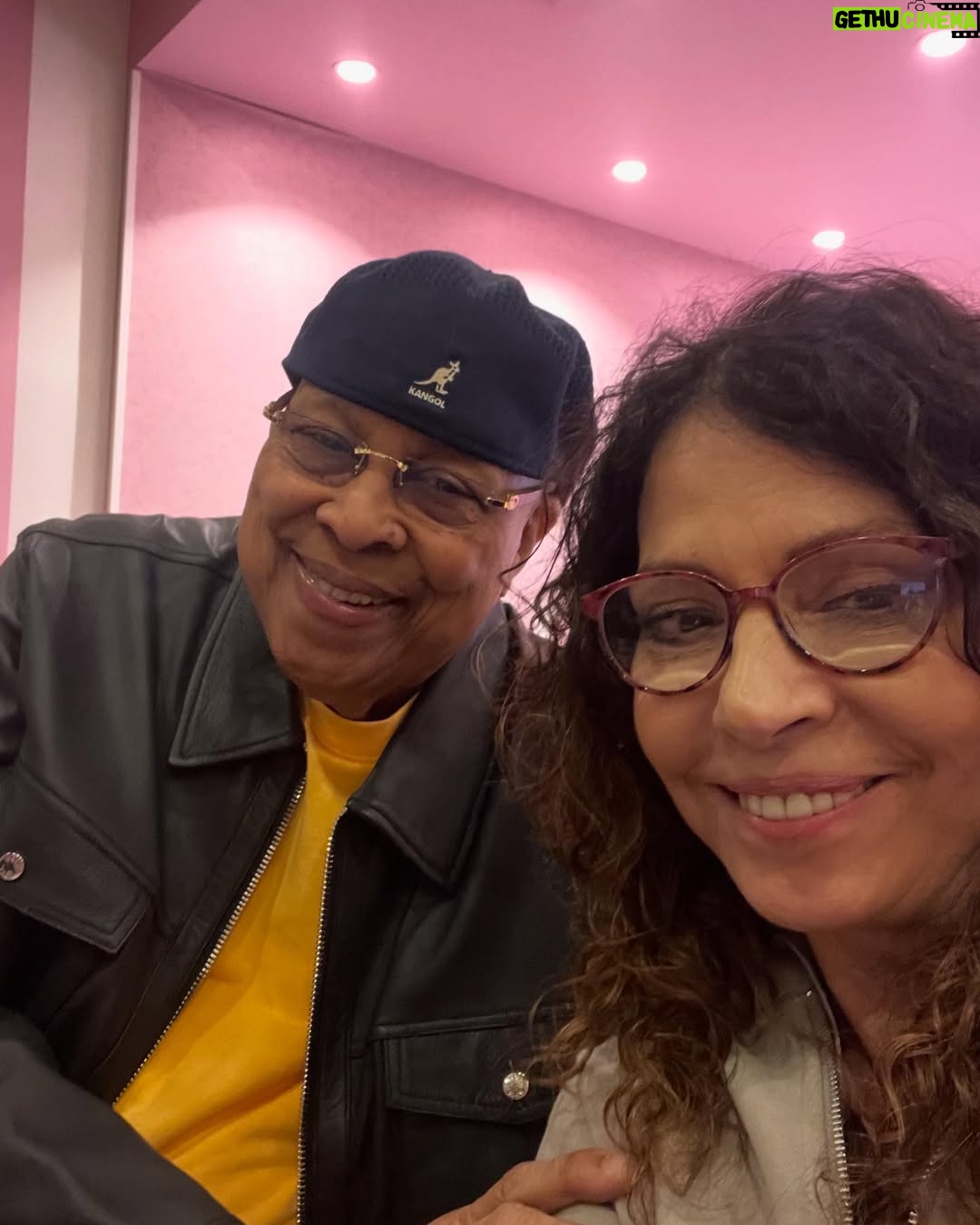 Patricia Sosa - 3.8K Likes - Tratando de arrancar., termine de filmar para el documental de @chuchovaldesmusic . De mi querido amigo Chucho.  Encontrarme con él y Lorena es como estar en familia.  Nos vinieron a buscar y al final nos fuimos a tomar el té . Los únicos que tomamos el té fuimos Chucho y yo porque el resto cenaron, @salcedo.lorena  @omediavilla @julianvalperc y @mauromatiastarelli 
Como siempre estuvimos hasta tarde. Nos contó de lo que fue el reencuentro de IRAKERE ,  le conté de mi experiencia grabando acá y de repente empezamos a charlar de nuestras cosas más familiares. A meternos en lo profundo del corazón. Esos son mis encuentros con esta familia que adoro. Y sé que esta amistad es para siempre. No hay distancias. Solo amor y música.