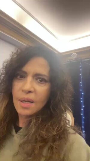 Patricia Sosa Instagram - Hermosa sorpresa. Llegar al @templodelavoz y encontrarme con este temon que prepararon para que cantemos todos juntos!!!! Para todos YO NO ME DOY POR VENCIDO Gracias a la directora de esta maravillosa escuela @laurapetruchi y a los geniales profesores @guadamedina._ y @gabrielfranchelli un homos que estén aquí!!!! Veni a cantar al @templodelavoz .es sanacion pura!