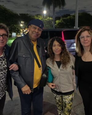 Patricia Sosa Instagram - Tratando de arrancar., termine de filmar para el documental de @chuchovaldesmusic . De mi querido amigo Chucho.  Encontrarme con él y Lorena es como estar en familia.  Nos vinieron a buscar y al final nos fuimos a tomar el té . Los únicos que tomamos el té fuimos Chucho y yo porque el resto cenaron, @salcedo.lorena  @omediavilla @julianvalperc y @mauromatiastarelli 
Como siempre estuvimos hasta tarde. Nos contó de lo que fue el reencuentro de IRAKERE ,  le conté de mi experiencia grabando acá y de repente empezamos a charlar de nuestras cosas más familiares. A meternos en lo profundo del corazón. Esos son mis encuentros con esta familia que adoro. Y sé que esta amistad es para siempre. No hay distancias. Solo amor y música.